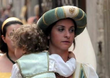 Una dama con il bimbo in costume  