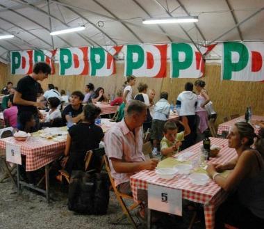Uno stand gastronomico nella passata edizione della festa del Pd 