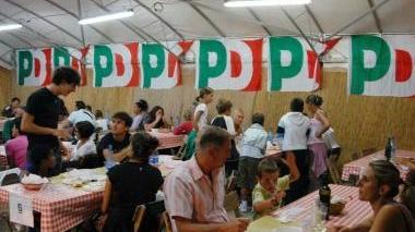 Uno stand gastronomico nella passata edizione della festa del Pd