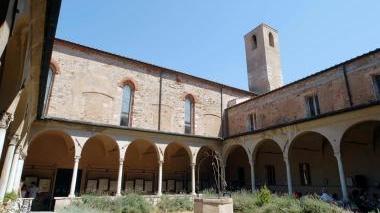 Il chiostro di Sant’Antimo