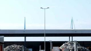 Cumuli di residui metallici alla Ecoacciai, azienda di stoccaggio e riduzione di rottami ferrosi