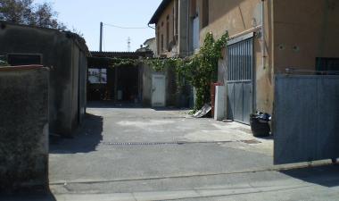 A destra lingresso del tomaificio messo sotto sequestro        