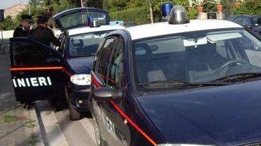 Un controllo dei carabinieri e una finestra danneggiata dai ladri