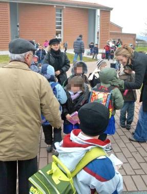 Alunni allingresso della scuola elementare di Vignole  
