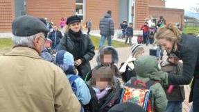 Alunni all’ingresso della scuola elementare di Vignole