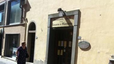 Due immagini dell’esterno dell’enoteca comunale di Terricciola che chiuderà a fine mese