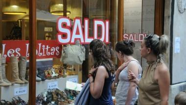 La vetrina di un negozio del centro storico durante i saldi estivi 