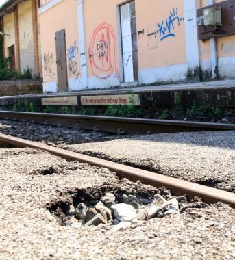 Una delle buche tra i binari 