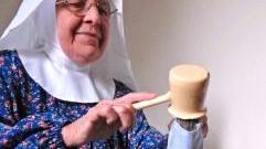 Nel laboratorio delle monache benedettine