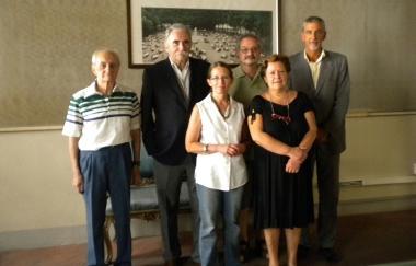 Lassessore Monticelli col dottor Marchi e alcune famiglie affidatarie 