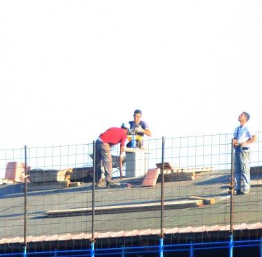 Operai al lavoro in un cantiere edile (Foto darchivio) 