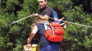Turisti alzano la catena per accedere alla spiaggia