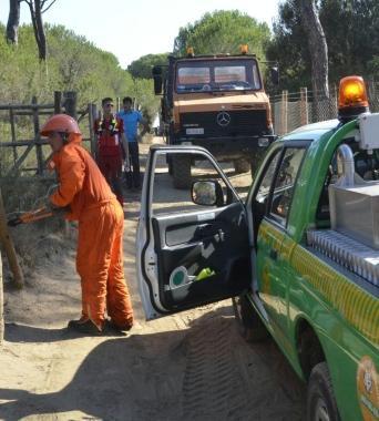 <b>INCENDIO ALLE MARZE </b>Al centro la sbarra che impedisce alle auto di arrivare in spiaggia 
