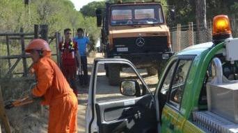 <b>INCENDIO ALLE MARZE </b>Al centro la sbarra che impedisce alle auto di arrivare in spiaggia