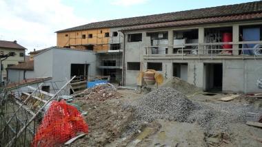 Sopra lingresso del cinema- teatro e accanto il cantiere      