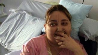 Anna Lisa Russo nel suo letto d’ospedale al reparto Cure palliative dell’ospedale di Livorno: le sue nozze hanno fatto il giro del mondo