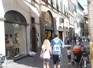 Furto in una gioielleria, due ladre fanno sparire 20 mila euro di gioielli