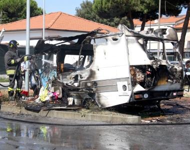 Camper a fuoco in Darsena