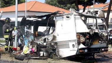 Camper a fuoco in Darsena