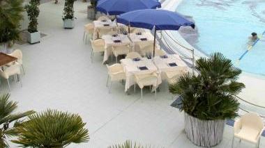 a bordo piscina i tavoli del Balena