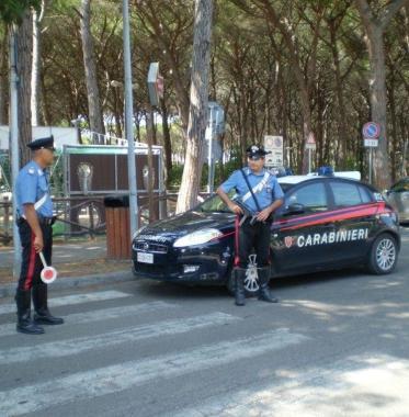 Pattuglia dei carabinieri durante un controllo 