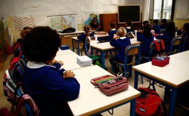 Bambini in classe il primo giorno di scuola 