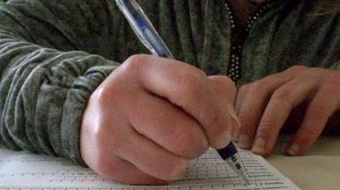 Un giovane impegnato a compilare un questionario
