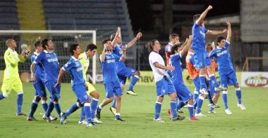Gli azzurri festeggiano la vittoria contro la Sampdoria con la consueta corsa sotto gli ultr&agrave; della Maratona 