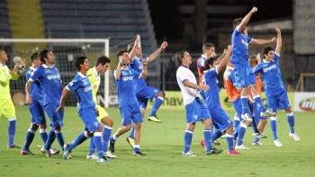 Gli azzurri festeggiano la vittoria contro la Sampdoria con la consueta corsa sotto gli ultrà della Maratona