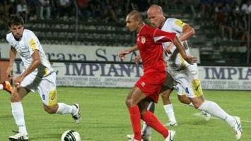 Un’azione di Angeletti nel derby con la Carrarese