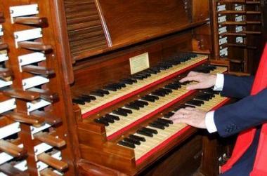 Un musicista durante una interpretazione dorgano 