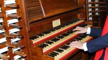 Un musicista durante una interpretazione d’organo