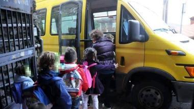 Bambini salgono su uno scuolabus
