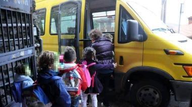 Bambini salgono su uno scuolabus