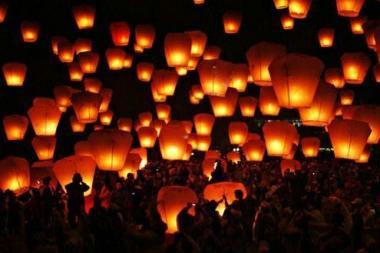 Lanterne volanti lasciate libere in cielo 