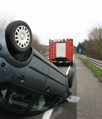 Unauto ribaltata sulla Fi-Pi-Li e lintervento dei vigili del fuoco  