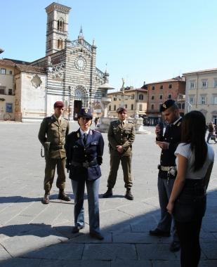 Una pattuglia mista polizia e militari    