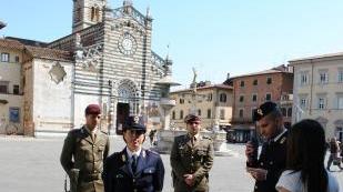 Una pattuglia mista polizia e militari
