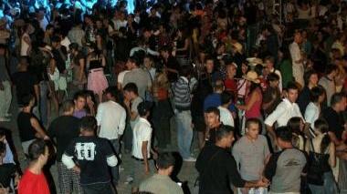 <b>DOPOFESTA AGITATO.</b> Ragazzi che ballano al Croda in Darsena