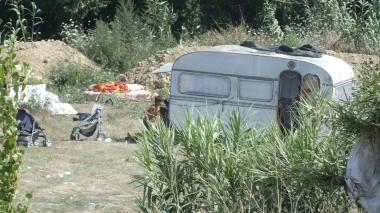 Una roulotte nel campo nomadi vicino Colignola