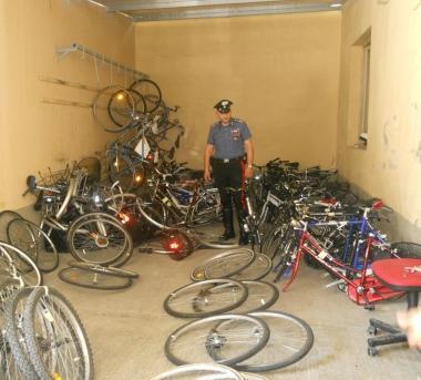 Le biciclette rubate trovate dai carabinieri e, sotto, i pezzi smontati 