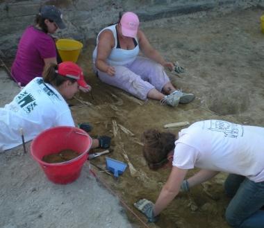 Una fase degli scavi archeologici a Badia Pozzeveri e a destra lo scheletro di una persona morta per lepidemia di colera 
