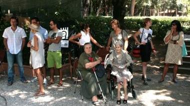 A destra Elena Ciaffone consegna i fiori A fianco la nonna con i parenti