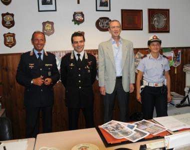 Gli inquirenti dellArma e della polizia municipale di Altopascio, al centro due slot machine che erano in funzione nel night club di viale Europa e a destra il locale durante lintervento delle forze dellordine  