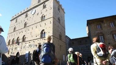 Alcuni turisti in piazza dei Priori a Volterra
