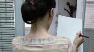 <b>CENSIMENTO.</b> Una rilevatrice al lavoro