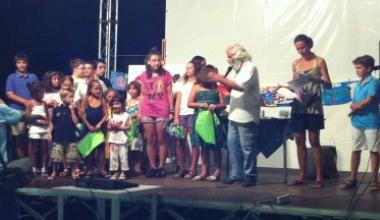 Un momento della premiazione dei bambini che hanno partecipato alle iniziative collegate al Premio Rotonda