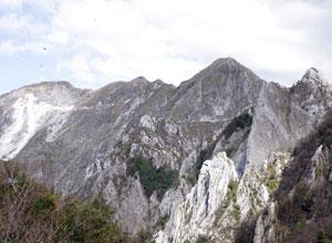 Alpi Apuane, escursionista precipita in un canalone e muore