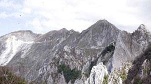 Alpi Apuane, escursionista precipita in un canalone e muore