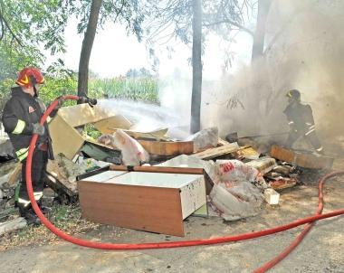 I vigili del fuoco spengono i rifiuti in fiamme nella discarica abusiva       